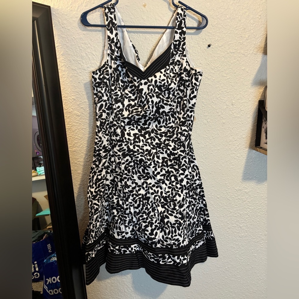 Jones Wear Size 12 Black and White Leaf Print Mini Dress
